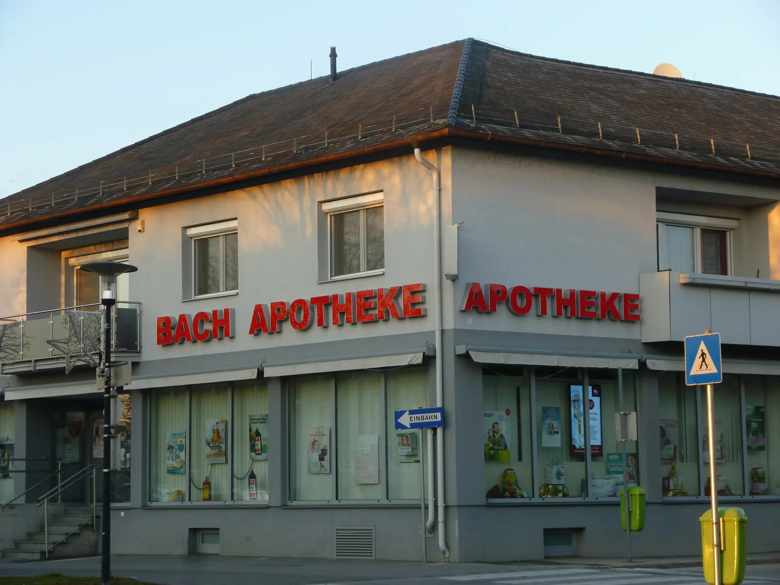 Eckhaus der Bach-Apotheke an der Grazer Straße in Oberwart im warmen Abendlicht