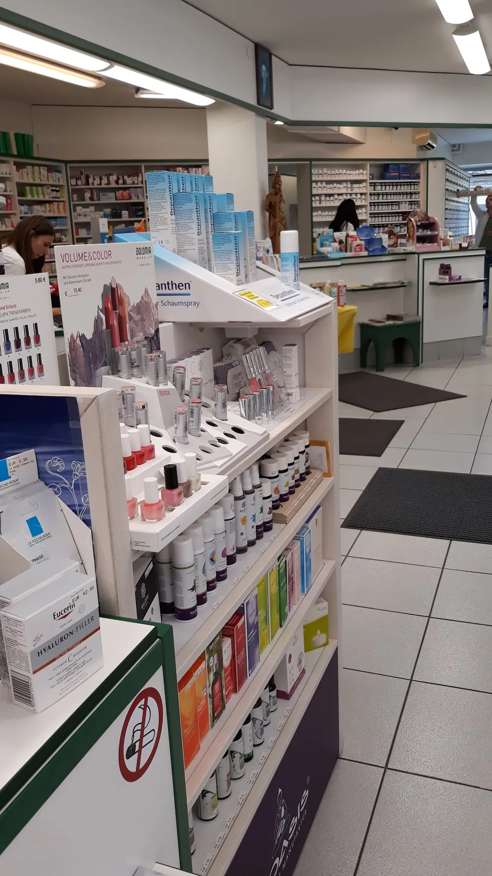 Verkaufsraum der Bach-Apotheke mit Regalen für Kosmetik und Pflege, im Hintergrund die Tara mit Mitarbeiterinnen